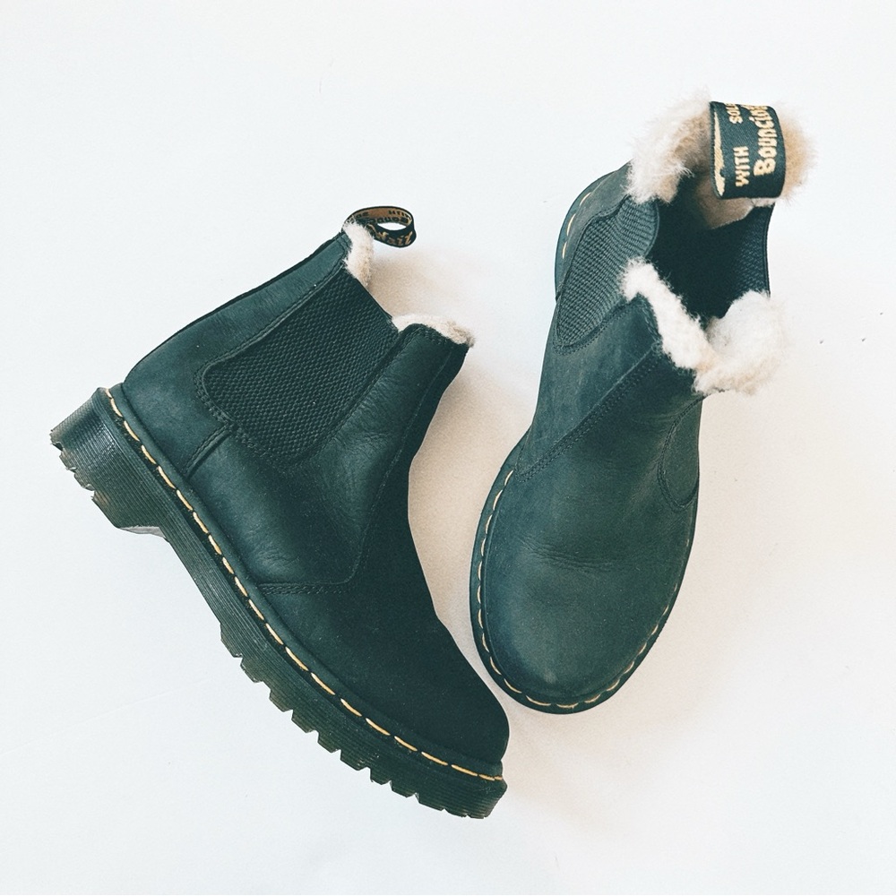 DR. MARTENS > 2976 Faux Fur Lined Chelsea Boots